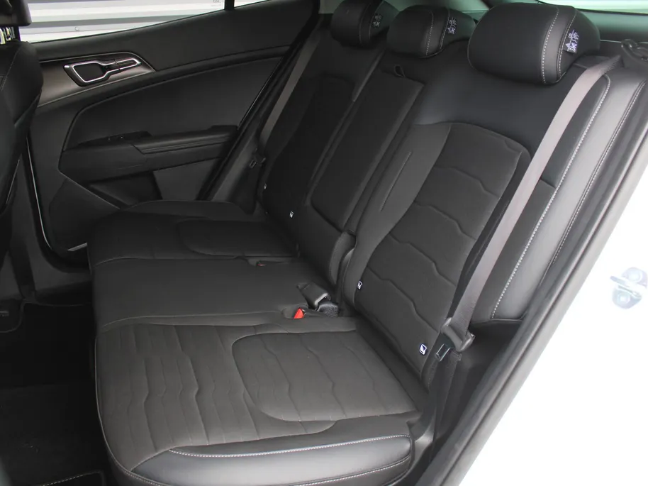 Kia Sportage 1.6 T-GDi Hybrid DynamicLine | Stuur-/stoelverwarming | Camera | Elek. stoelverstelling | Cruise adapt. | LED |  Telefoonlader | 18' LM | Clima |