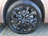 Mazda CX-80 2.5 e-SkyActiv PHEV Homura Plus | Trekhaak | Stuur-/stoelverwarming + ventilatie | 360 Camera | Schuifdak | Elek. stoelverst. | 20' LM | Leer | 7-zits |