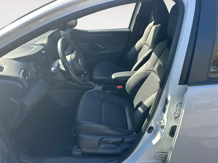 Toyota Yaris 1.5 Hybrid Executive Zeer compleet o.a. Navigatie, Trekhaak etc! Nu incl. 12 maanden garantie!