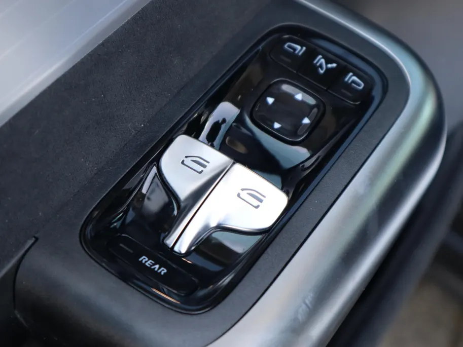 Mercedes-Benz CLA 180 Business Solution AMG l Trekhaak l Panoramadak l stoelverwarming