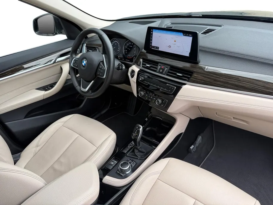 BMW X1 sDrive18i Business Edition Plus | Trekhaak | Leder | Navi | Stoelverwarming | Head-Up Display | Ambient Lighting | NL AUTO | Cruise Control | Climate Control | 12 maanden Bovag garantie |