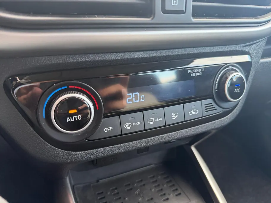 Hyundai i10 1.0 Premium | Navigatie| Parkeer sensoren| Camera| Cruise Controle| Metallic lak| Dealer onderhouden| Climate Controle