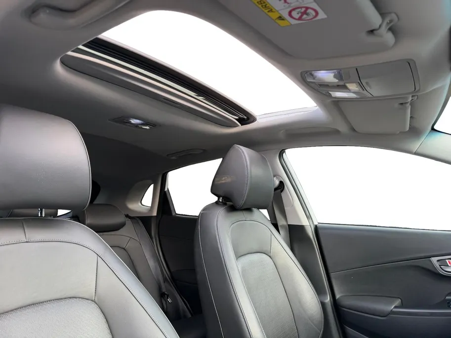 Hyundai Kona EV Limited Sky 64 kWh | Zeer compleet | 99% SOH | Open dak | Lederen bekleding | Trekhaak | Stoel verwarming & koeling | Stuurverwarming |