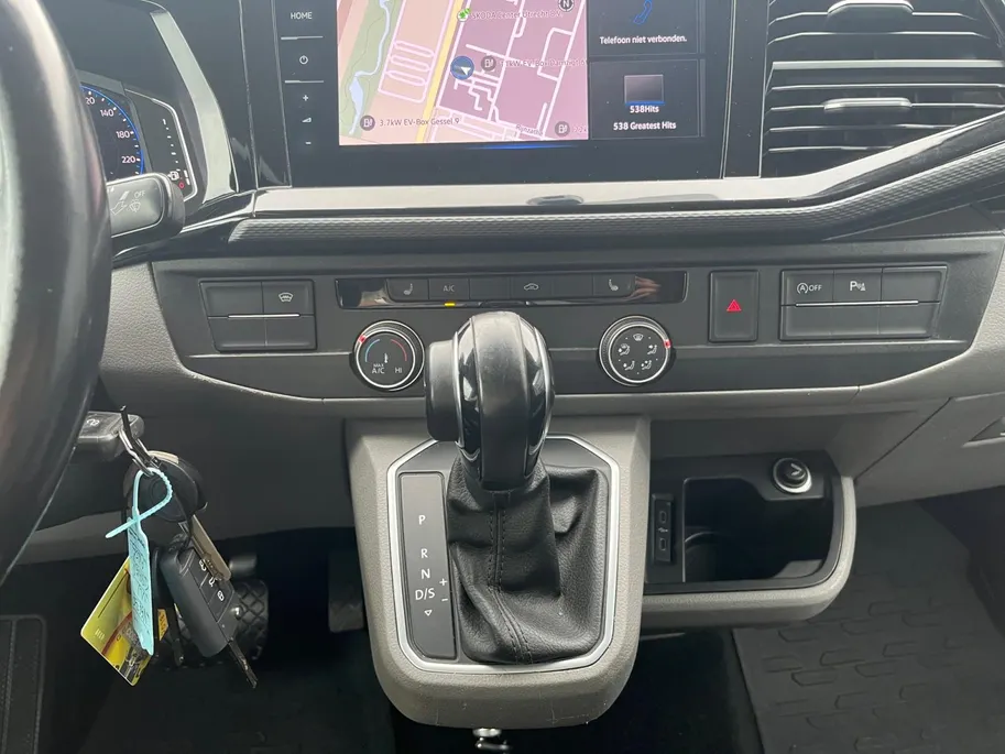 Volkswagen Transporter 2.0 TDI L2H1 28 Bulli | Trekhaak | navigatie | Lederen Bekleding | Imperiaal | Parkeer Camera | Stoelverwarming | Lichtmetalen Velgen |
