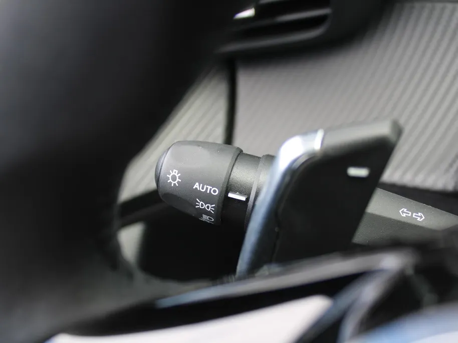 Peugeot 2008 1.2 PureTech 130 Allure | Automaat | Camera | Clima | Cruise | Navi | 17' LM | LED | Apple Carplay/Android Auto |