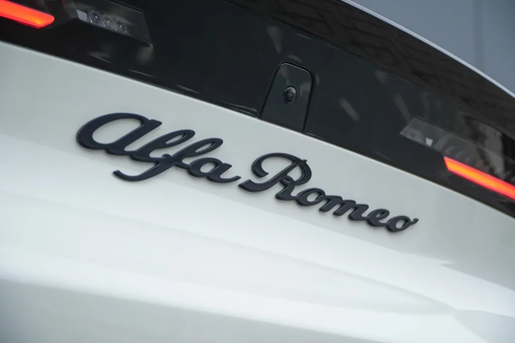 Alfa Romeo Junior 1.2 Turbo 136 PK Ibrida Speciale | Techno | Camera | Navi | Carp