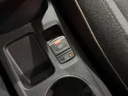 Renault Captur 160PK E-Tech Full Hybrid Techno Automaat | Camera | Parkeersensoren | Adaptive Cruise Control | Climate Control | Apple CarPlay/Android Auto | Full LED | Licht & Regen Sensor | Lichtmetalen Velgen |
