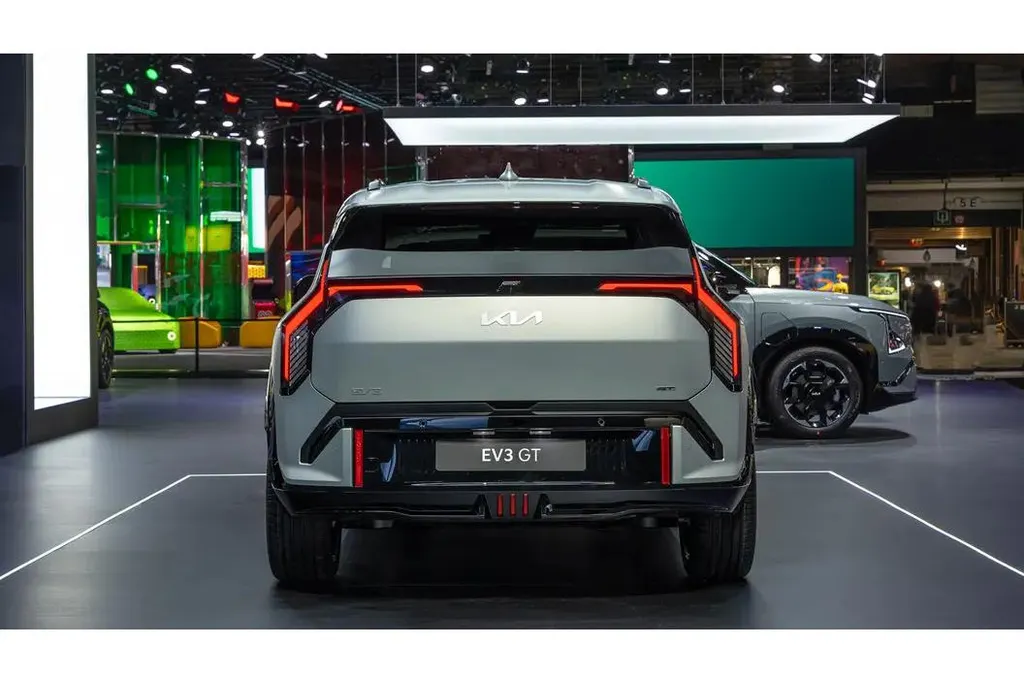 Kia EV3 GT AWD 81.4 kWh Launch control | Elektronisch adaptief onderstel met road-preview | 20' lichtmetalen GT-velgen