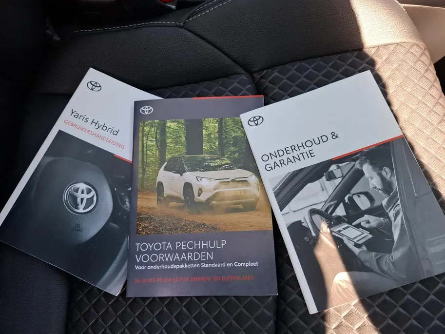 Toyota Yaris 1.5 Hybrid Executive | JBL AUDIO | GLAZEN DAK | HEAD UP DISPLAY | ZWARTE VELGEN | UNIEKE SAMENSTELLING |