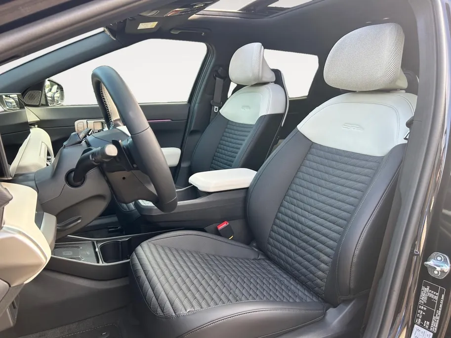 Kia EV4 Hatchback GT-PlusLine 81.4 kWh | Schuif/kanteldak | Lederen bekleding | 360 Graden camera | Head up display | Elektrische achterklep | Elektrische stoel verstelling met geheugen | Stoel verwarming + ventilatie voor | Dodehoek camera | Draadloze oplader | 