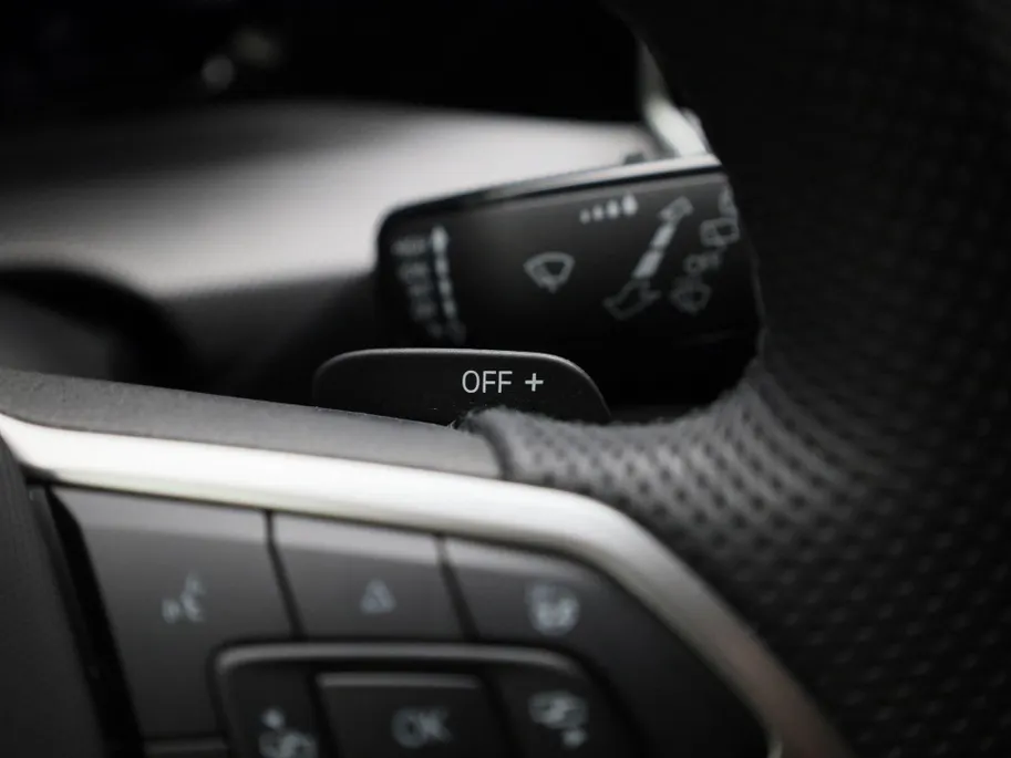 Volkswagen Golf 1.5eTSI/150PK R-Line Black Style DSG · Navigatie · Camera + Parkeersensoren · Apple/Android Car Play · Garantie t/m 18-11-2026  · EXTRA INRUILKORTING ·