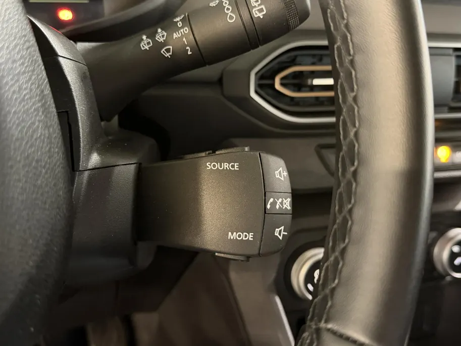 Dacia Jogger 140PK Hybrid Extreme 7p. Automaat | 7 Zitplaatsen | Camera | Parkeersensoren | Apple CarPlay/Android Auto | Digital Cockpit | Cruise Control | Lichtmetalen Velgen | Licht & Regen Sensor | Full LED |