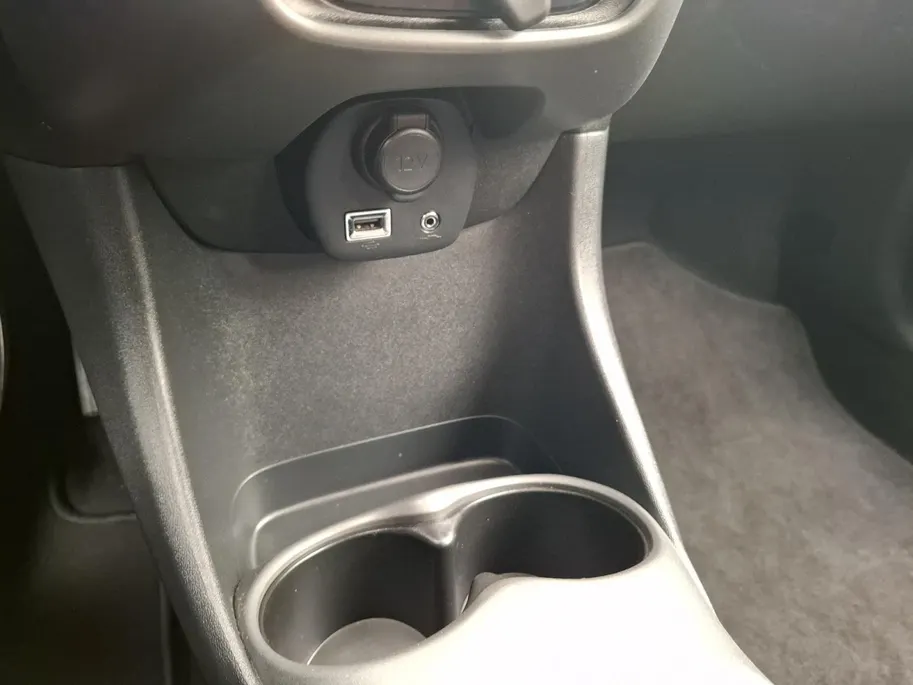 Toyota Aygo 1.0 VVT-i x-play | ACHTERUITRIJCAMERA | 5 DEURS | TELEFOON | AIRCO | ELEKTRISCHE RAMEN |