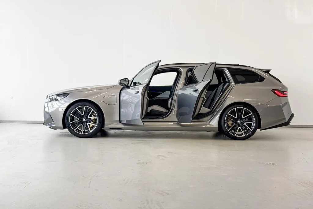 BMW M5 Touring M Drive Professional