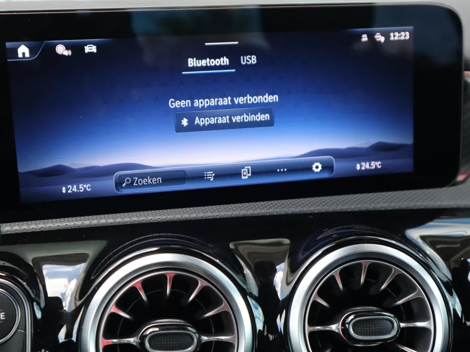Mercedes-Benz A-Klasse 180 Star Edition Luxury Line l Trekhaak l Achteruitrij camera l Stoelverwarming l Ambiente lichtpakket
