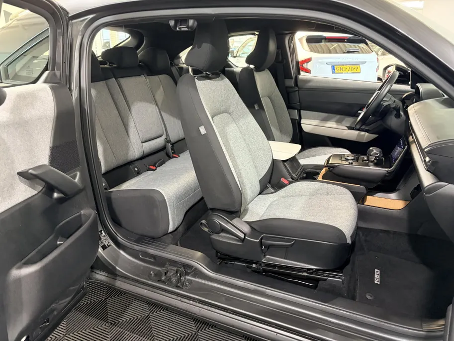 Mazda MX-30 170PK e-SkyActiv R-EV Exclusive-line Automaat | 1ste Eigenaar | Freestyle-Doors | Stoel & Stuurwiel Verwarming | Navigatie | Lichtmetalen Velgen | Dodehoek Detectie | Camera | Parkeersensoren |