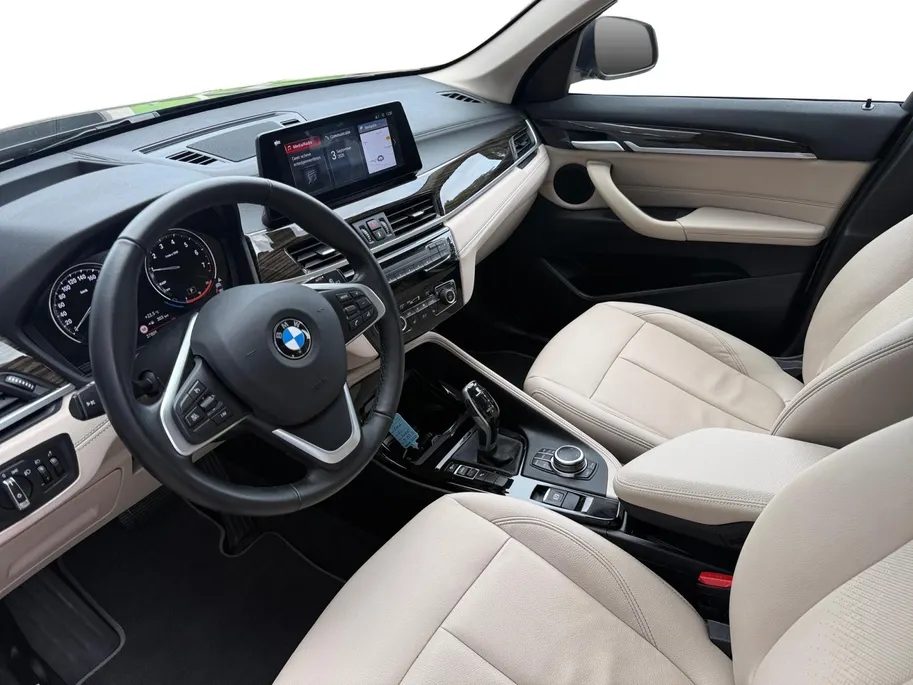 BMW X1 sDrive18i Business Edition Plus | Trekhaak | Leder | Navi | Stoelverwarming | Head-Up Display | Ambient Lighting | NL AUTO | Cruise Control | Climate Control | 12 maanden Bovag garantie |