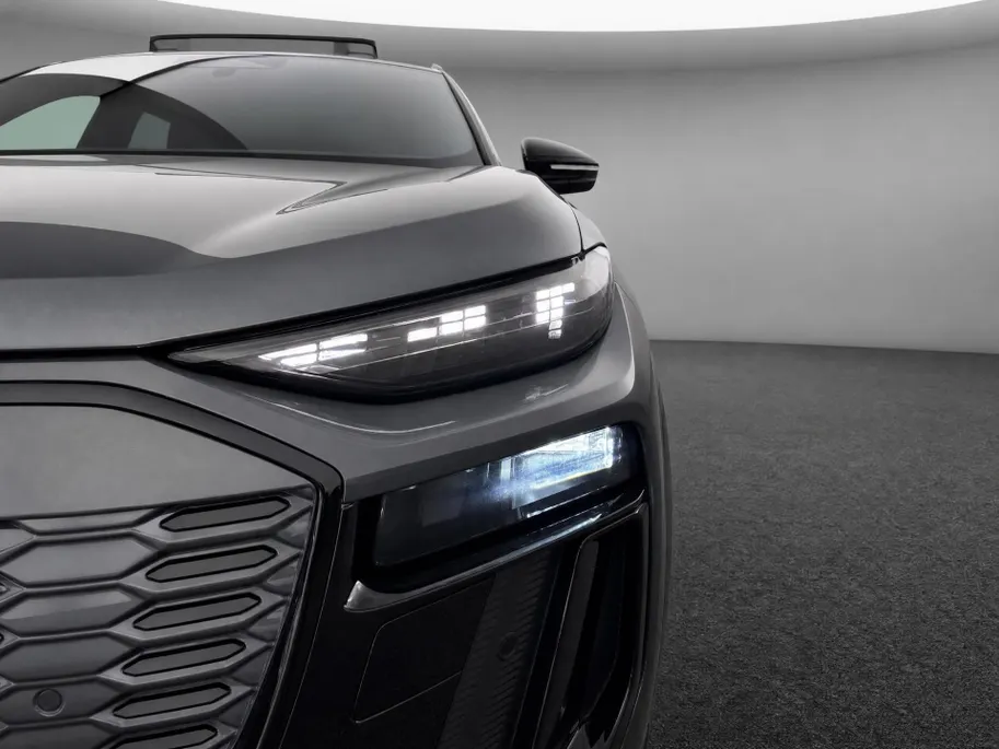 Audi Q6 e-tron S edition 83 kWh 252pk · SOH 96,3% · Panoramadak · 360 Camera · Inklap. Trekhaak ·  Luchtvering · Stuur- & Stoelverwarming · Apple/Android Car Play · Garantie t/m 13-07-2030 of 100.000km