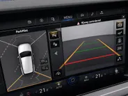 Volkswagen Touareg 3.0TSI 340kW/462PK R-line · Panoramadak · Trekhaak · Leder · Luchtvering