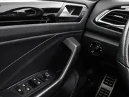 Volkswagen T-Roc 1.5TSI/150PK R-Line Business+ · Panoramadak · Trekhaak · Camera · Apple/Android Car Play · Navigatie · Stoelverwarming · Garantie t/m 09-10-2027 of 100000km.