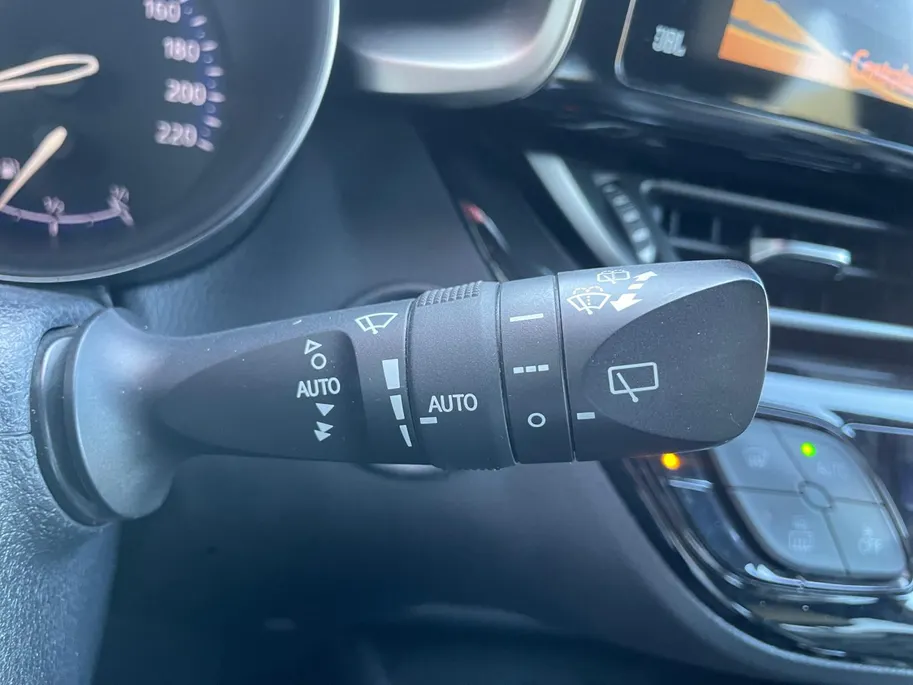 Toyota C-HR 1.8 Hybrid Bi-Tone | Side Bars| Leer| Lichtmetalen velgen| Stoel verwarming| 4 seizoenbanden| Afneembare trekhaak| JBL speakers| BI-Tone uitvoering| Navigatie| Metalliclak