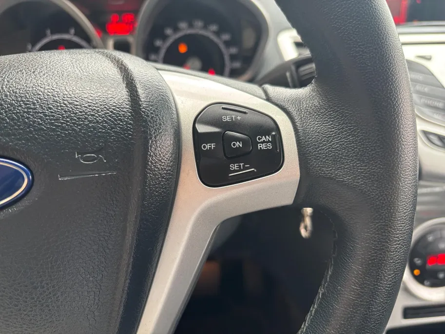 Ford Fiesta 1.4 Titanium | Voorruitverwarming | PDC | Airco | 12 maanden BOVAG garantie