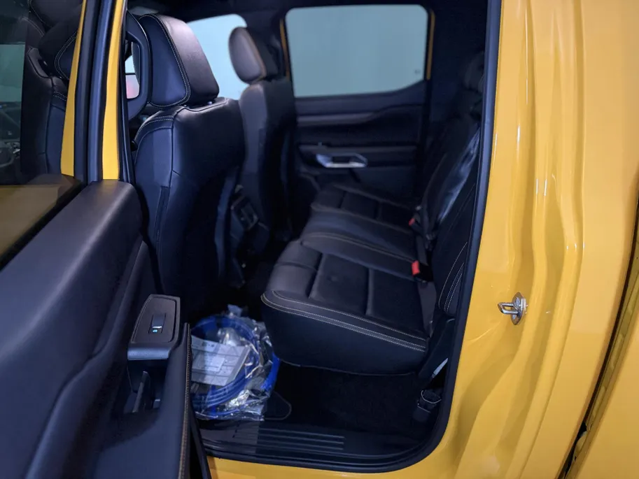 Ford Ranger Wildtrak Double Cab PHEV met o.a. een Elektrisch bedienbare rollertop, Trekhaak, Adaptieve cruise control, Dodehoekdetectie en een Achteruitrijcamera