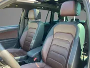 Volkswagen Tiguan 1.4TSIeHybrid/150PK R-Line Business+ · Panoramadak · Leder · Trekhaak · Camera · Apple/Android Car Play