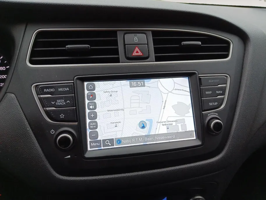 Hyundai i20 1.0 T-GDI Comfort Automaat | All weatherbanden | Trekhaakl | Navigatie | Camera |