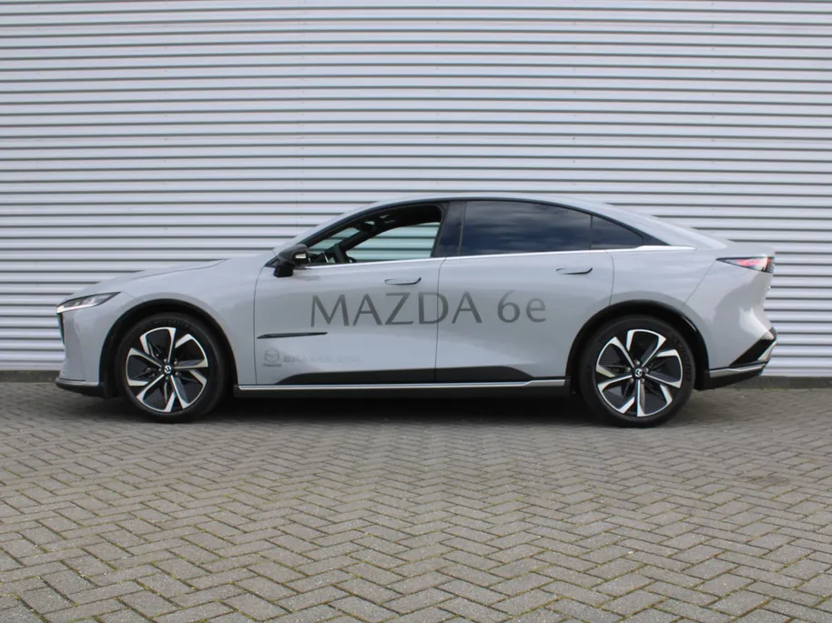 Mazda 6 6e Takumi Long Range 80 kWh | Stuur-/stoelverwarming + ventilatie | 360 camera | Pano dak | Zwart leer | 19' LM | HUD | LED | Elek. stoelverst. |
