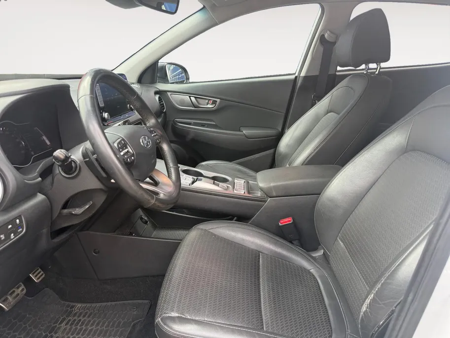 Hyundai Kona EV Premium 64 kWh | 99% SOH | Achteruitrijcamera | Head Up Display | Dodehoek Detectie | Lederen Bekleding | Climate Control |