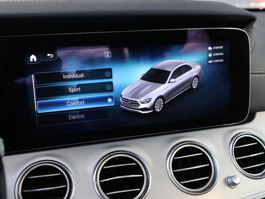 Mercedes-Benz E-Klasse 300 e AMG Line l Trekhaak l Panoramadak l Keyless l stoelverwarming