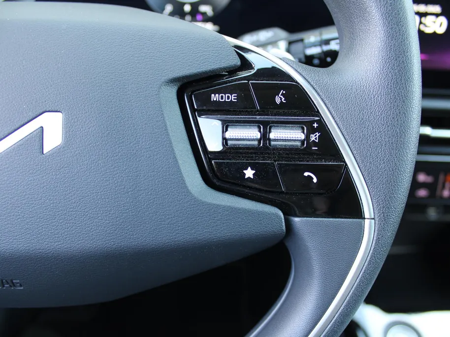 Kia Niro EV Light Edition 64.8 kWh | Camera | Cruise adapt. | Clima | 17' LM | Navi | Keyless | All season banden | 17% bijtelling |