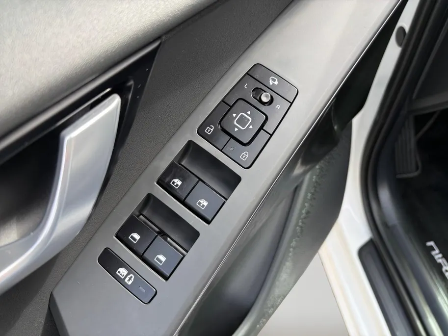Kia Niro EV DynamicPlusLine 64.8 kWh | Glazen schuif-/kanteldak | Stoel- en stuurverwarming | Elektrisch bedienbare achterklep | Head-up display | Dodehoek assistentie | Achteruitrijcamera | Apple/Android Carplay | LED | Climate control