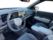 Kia EV3 GT-Line Dark Edition 81.4 kWh | cruise Control Adaptief | carplay | Navigatie | Climate control | Stoel verwarming voor + achter | Pakeersensoren voor + achter | Parkeercamera achter | LM Velgen 19' |