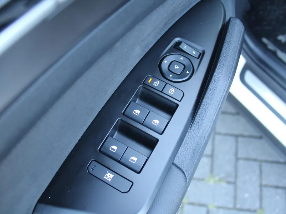 Kia Sportage 1.6 T-GDi Hybrid GT-Line | Trekhaak | Stuur-/stoelverwarming | Elek. stoelverstelling + achterklep | Schuifdak | 18' LM | Cruise adapt. | Camera |