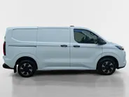 Ford E-Transit Custom 340 L1H1 Trend AWD 71 kWh | Direct leverbaar | 0,99% rente | 3-zits | Trekhaak