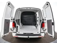 Volkswagen Bedrijfswagens Transporter 2.0 TDI 150pk DSG L1H1 28 · Apple/Android Car Play · Afneembare Trekhaak · Cruise Control · Airco · Navigatie · Parkeersensoren ·