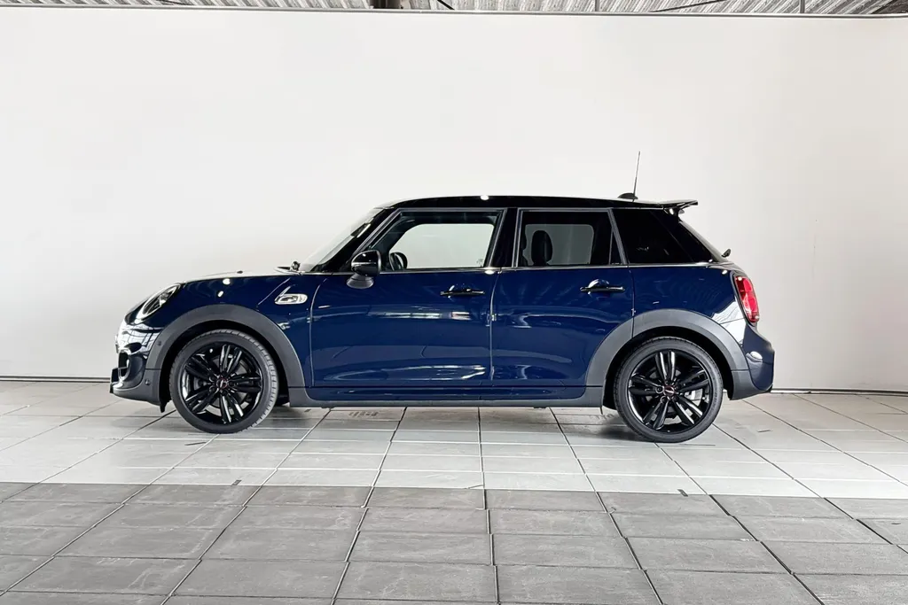 MINI Cooper 5-deurs Cooper S Chili Red John Cooper Works Uitvoering