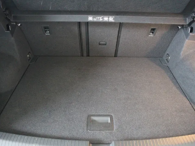 Volkswagen T-Roc 1.5 TSI Style Navigatie | Inklapbare spiegels | Climate Control | Privacy Glass
