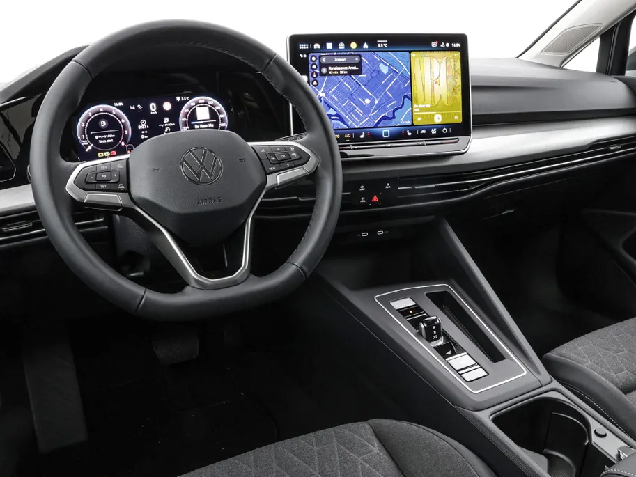 Volkswagen Golf variant Life Edition 1.5 eTSI 116 pk 7 versn. DSG · Achteruitrijcamera · draadloze telefoonlader · Trekhaak inklapbaar, met elektrische ontgrendeling ·