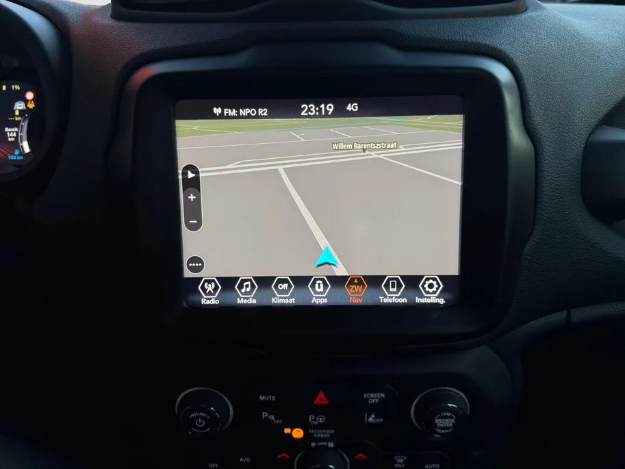 Jeep Renegade 1.5T e-Hybrid S 190PK AUTOMAAT | Black line| Lichtmetalen velgen| Parkeer sensoren V/A| Navigatie| Camera| Climate Control| 4WD drive| Leer| elec. stoel| Reservewiel|