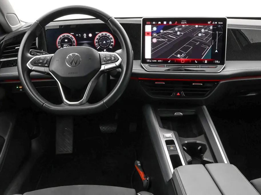 Volkswagen Passat Variant 1.5 eTSI 150pk DSG Elegance Business · Camera · Wegklapbare Trekhaak · Apple/Android Car Play · Dodehoeksensoren · P-Sensoren · 17'' Inch · Garantie t/m 18-06-2028 of 100.000