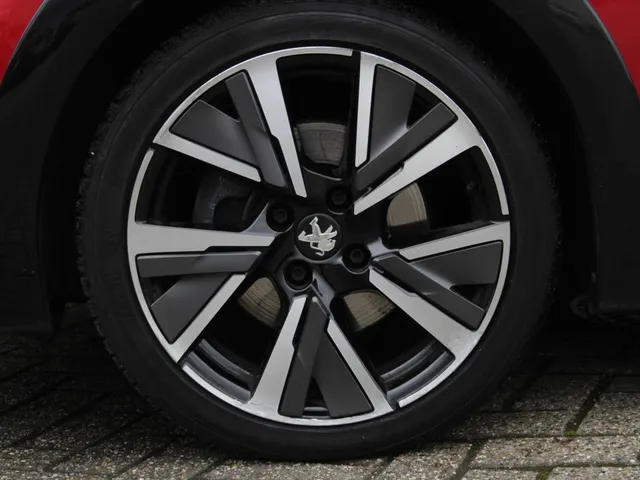 Peugeot 208 1.2 PureTech GT Pack Automaat | Adap. Cruise | Panodak | Vol Leder | Stoelverwarming | Camera