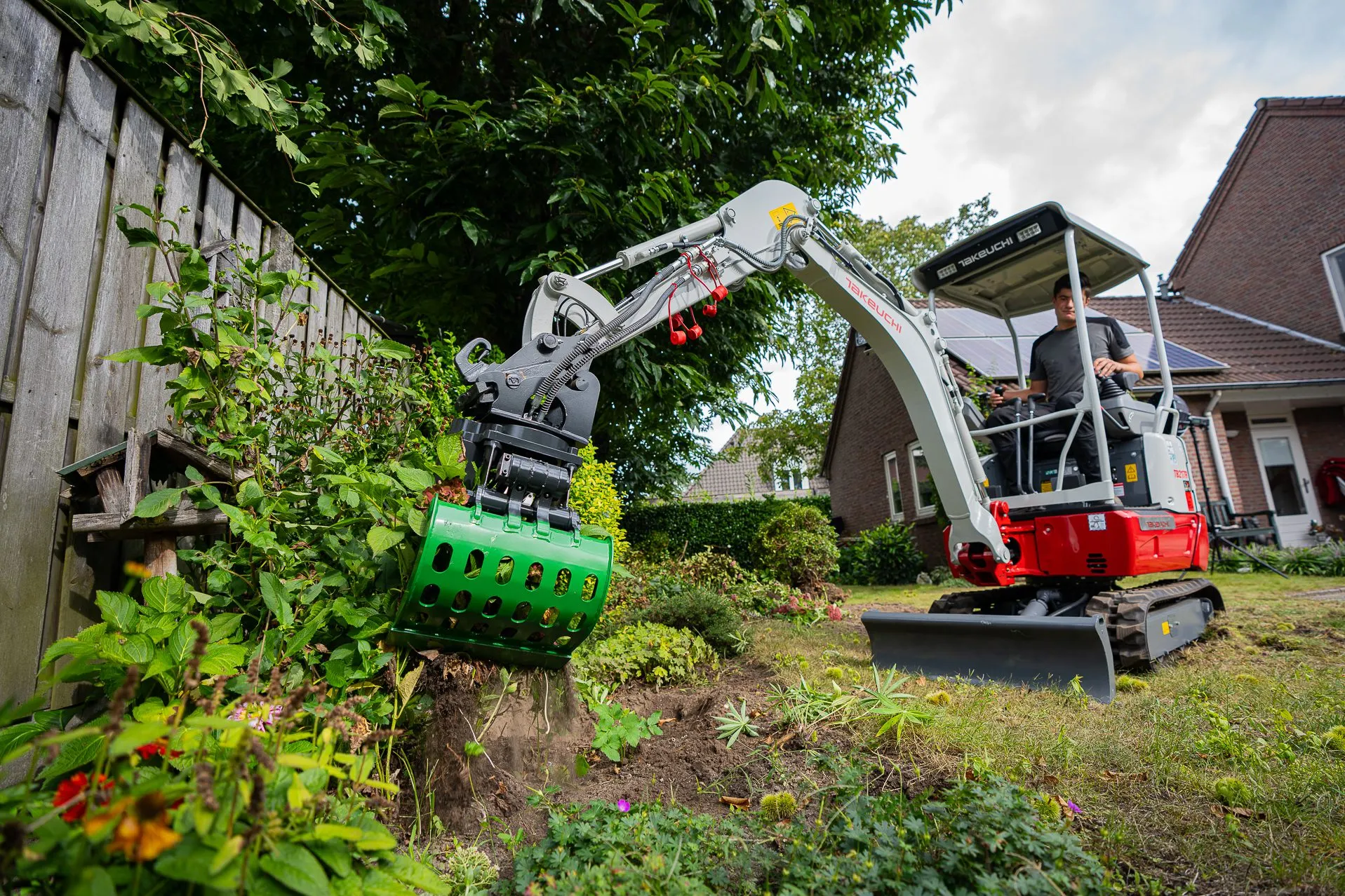 TB217R in de tuin met grijper