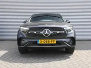 Mercedes-Benz GLC 300e 4MATIC AMG Line | 360 Camera | Schuifdak | Cruise adapt. | 20' LM | HUD | Treeplanken | Dodehoek detectie | Stoelverwarming + geheugen | BTW auto |