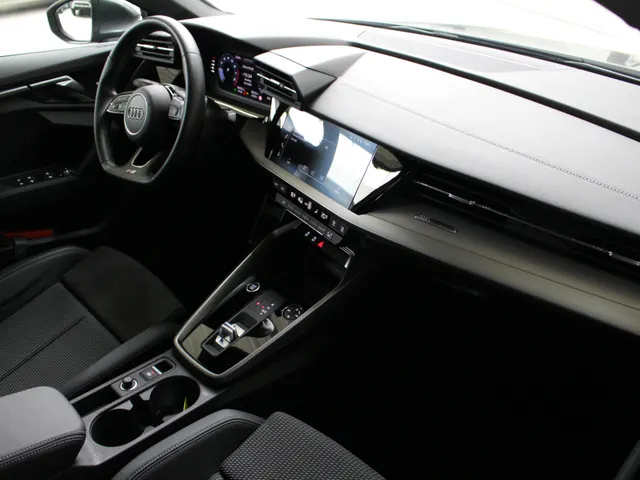 Audi A3 Sportback 35 TFSI S edition Navigatie | B&O Audio | 18' Velgen | Sportstuur |
