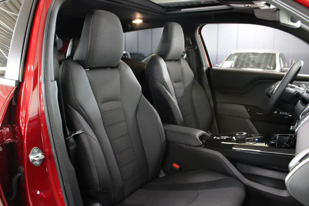 Suzuki e Vitara Style 61 kWh / Stoel + Stuurverwarming / 360° Camera / Navigatie /