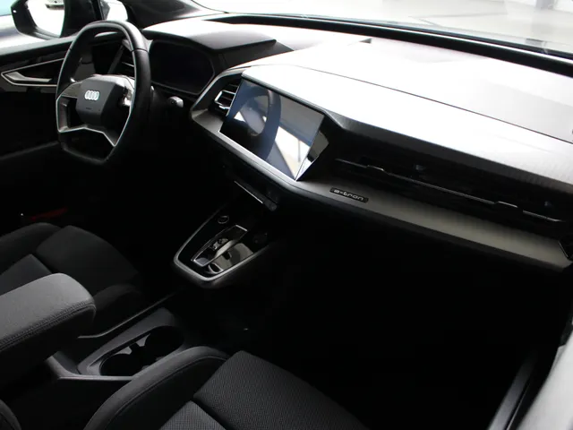 Audi Q4 e-tron 40 Advanced edition 77 kWh Navigatie | Climate Control | Adaptieve Cruise Control | Camera | Stoelverwarming | 96% SoH