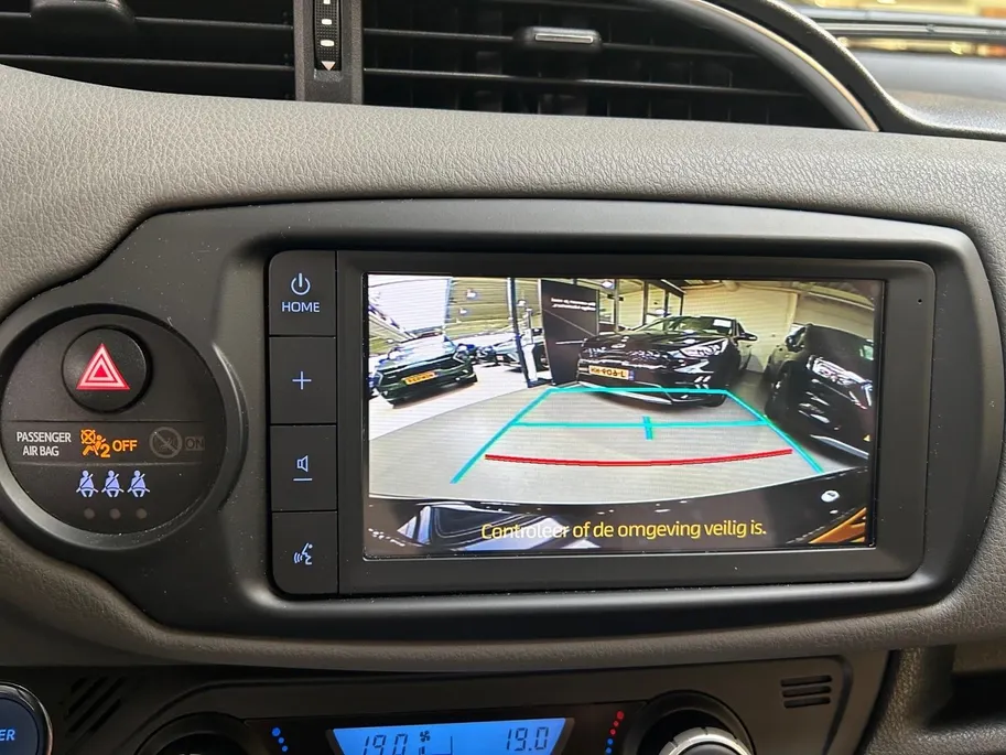 Toyota Yaris 1.5 Hybrid Dynamic | Apple Carplay / Android Auto | Parkeersensoren Voor | Parkeercamera Achter | Lichtsensor + Regensensor | Cruise Control | Rijstrooksensor | 15'Lichtmetalen Velgen